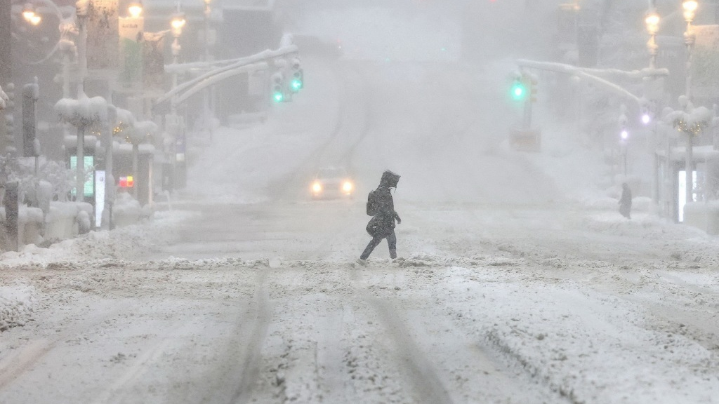 暴雪肆虐美国，7个州进入紧急状态，纽约成“孤城”