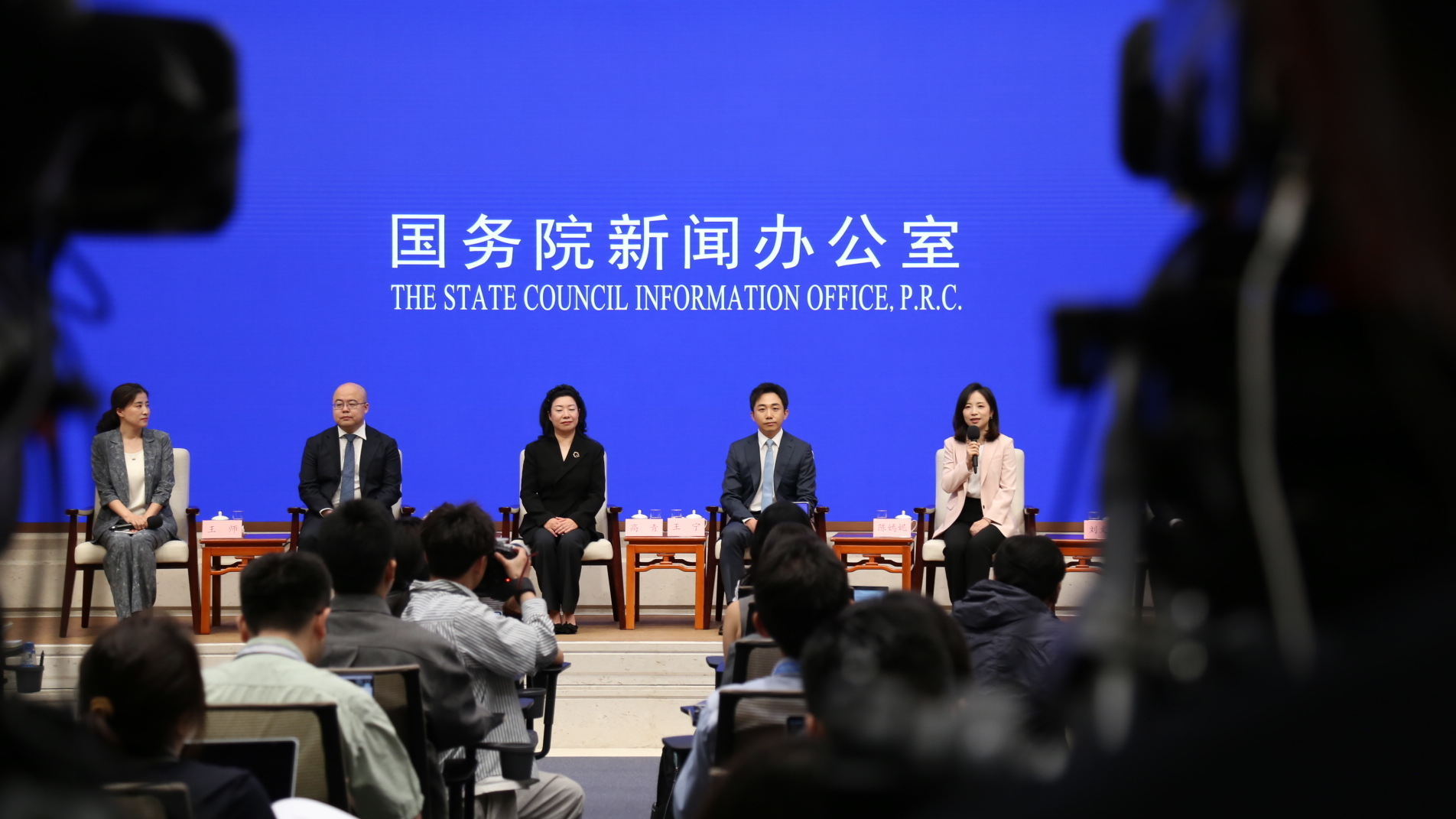 星星人和拉布布一起掉水里你救谁？泡泡玛特王宁回复亮了