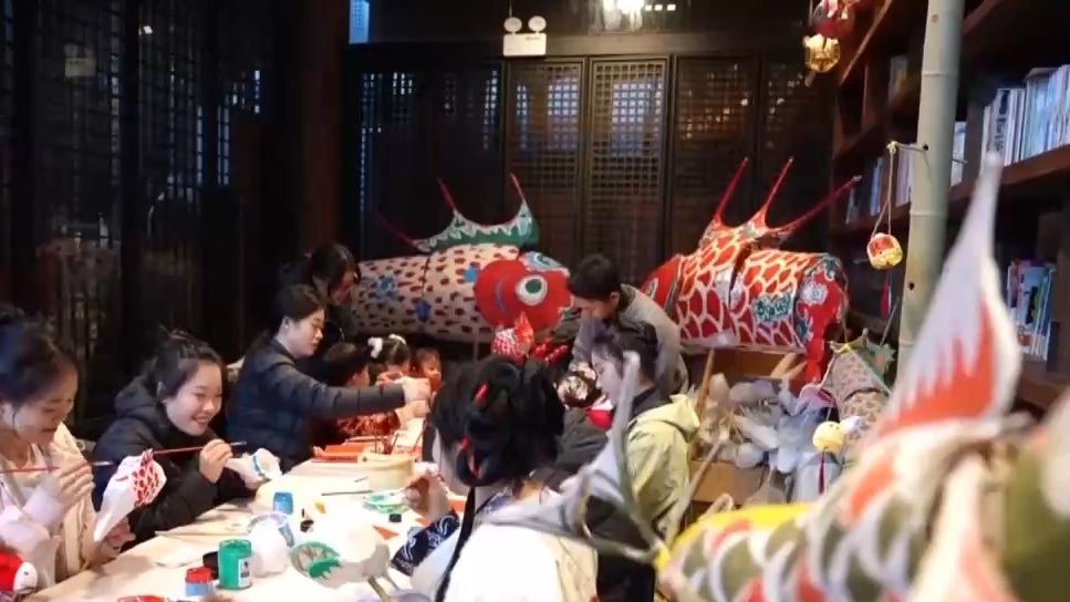 告别“到此一游”任务式打卡，00后假期旅游主打“爱你老己”