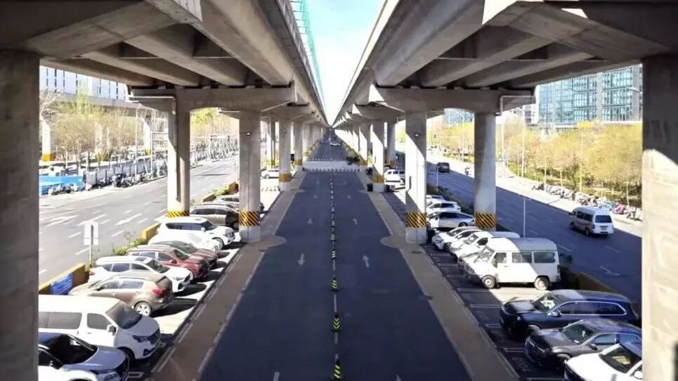 北京房山:京良路桥下停车场投用 北京房山:京良路桥下停车场投用