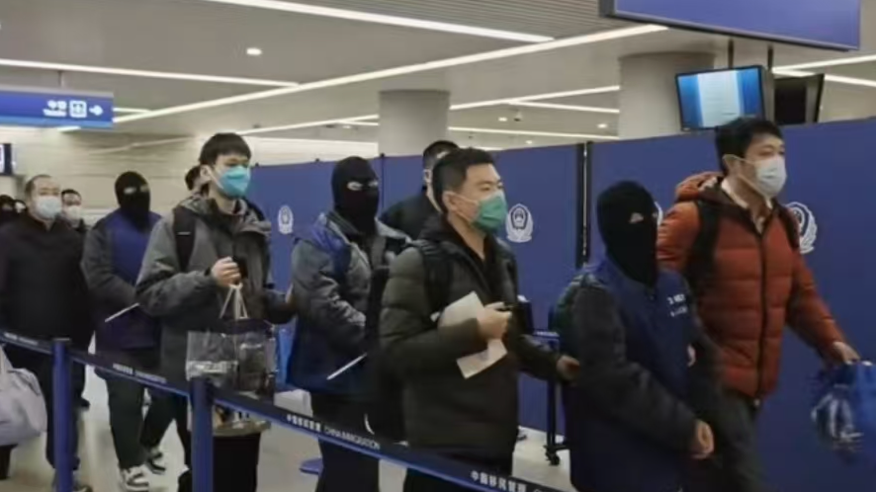 涉中国演员王星案的10名犯罪嫌疑人被押解回国
