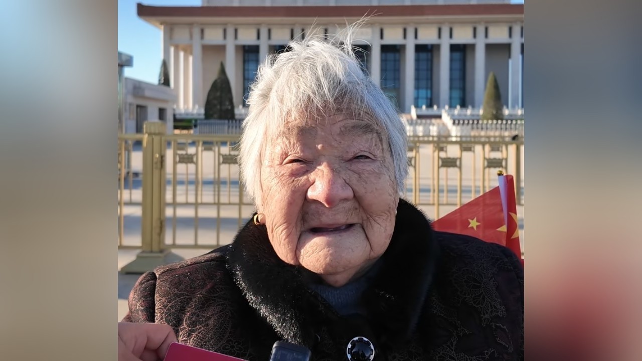 97岁奶奶圆梦天安门观看升旗 直呼“开心”笑容中满藏赤诚爱国深情