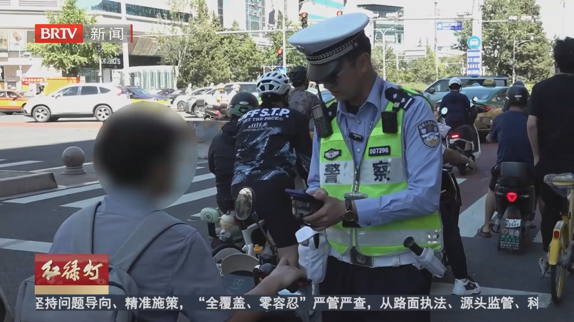 载物分心都危险 细节守护骑行安全
