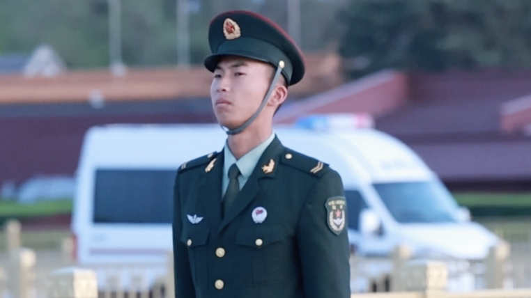 天安门广场凛冽的寒风中解放军官兵和警察挺拔的身姿丝毫不动摇