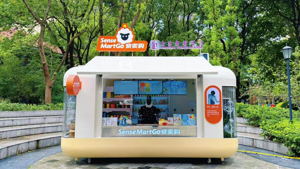 不用进剧场!机器人在校园里开演莎翁戏剧 不用进剧场!机器人在校园里开演莎翁戏剧
