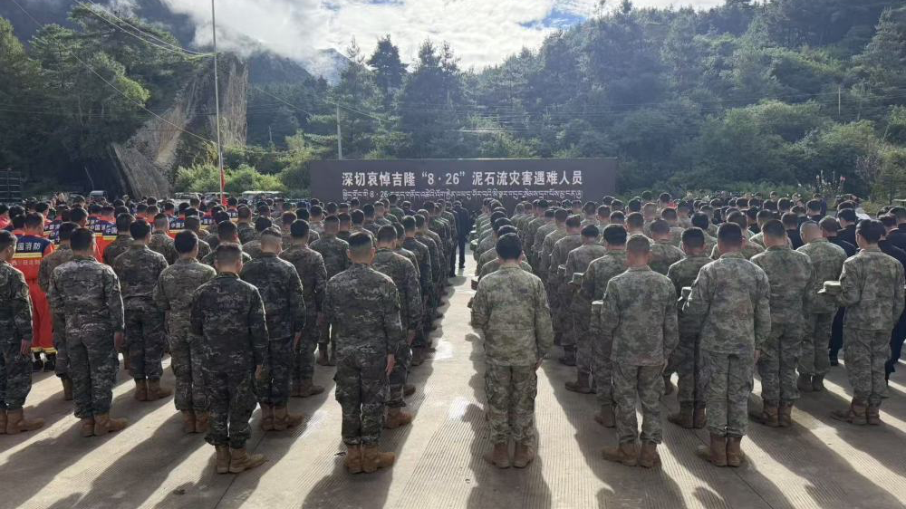 吉隆救援现场鸣笛，向遇难者致哀