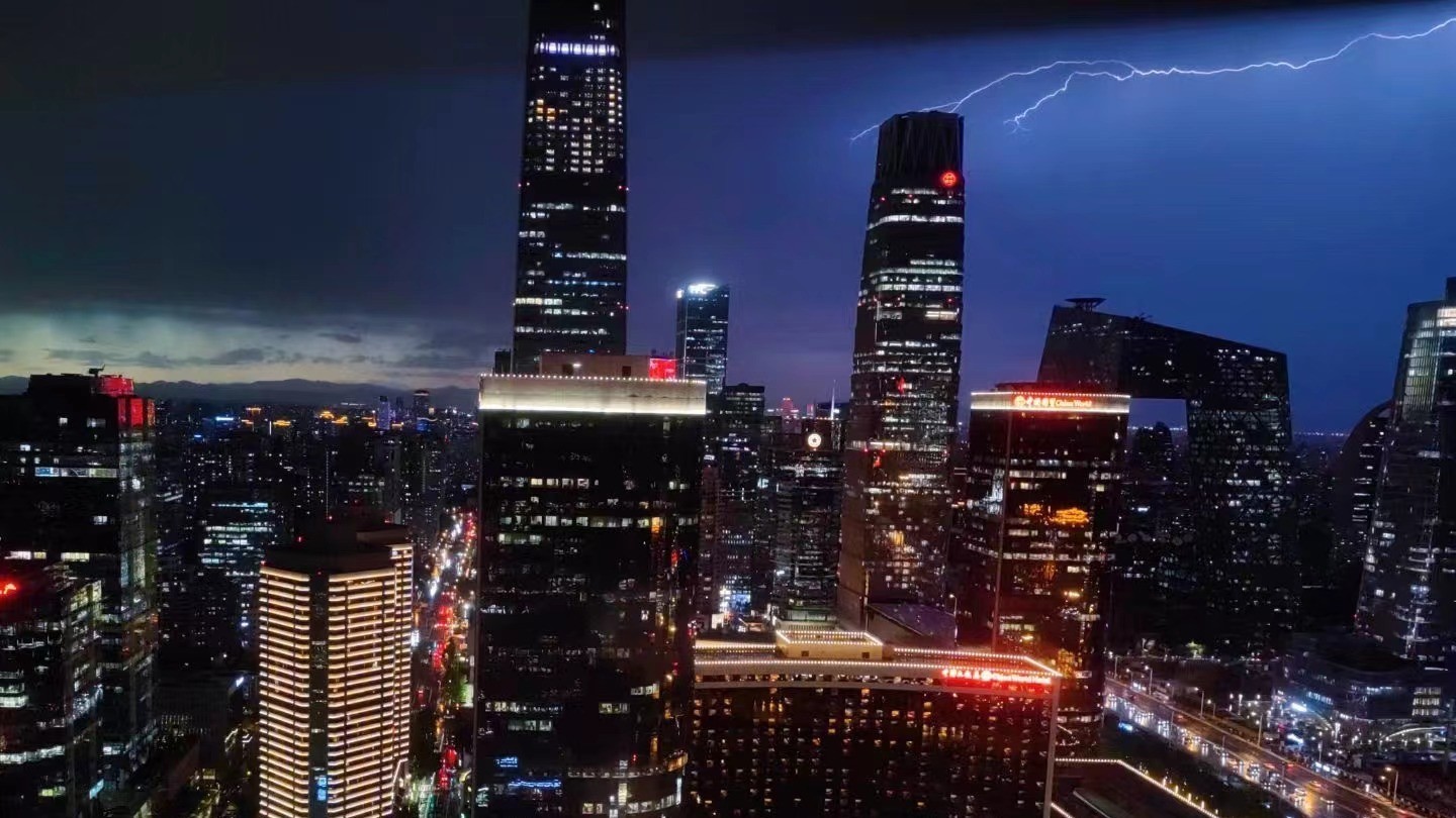 昨晚一阵疾风骤雨 全市164个气象站极大风速超八级