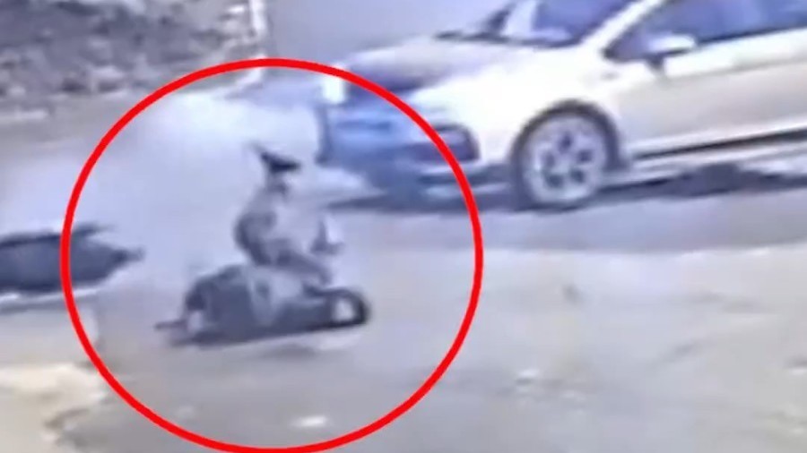 把人撞得连翻几个跟斗！借道不让行险酿大祸！