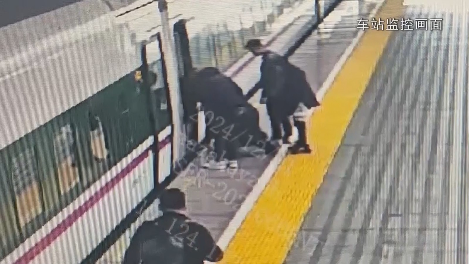 幼儿不慎掉入列车与站台间隙 众人合力成功救出！