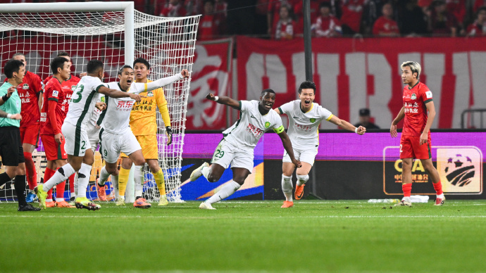 北京国安第五次捧起足协杯冠军奖杯 北京国安第五次捧起足协杯冠军奖杯