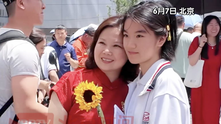2025高考第一场考试科目语文考试结束，家长们手捧鲜花为孩子送上拥抱