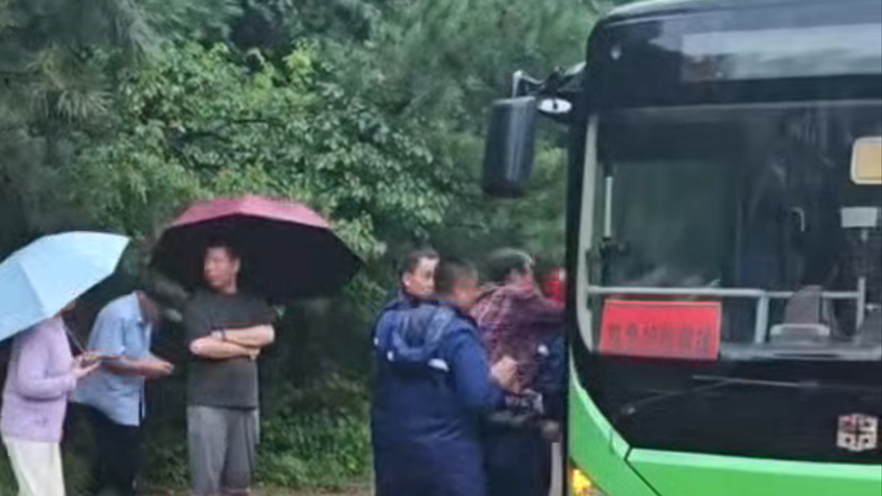 密云区西北部遭遇特大暴雨 参与疏散的公交司机一句话令人动容