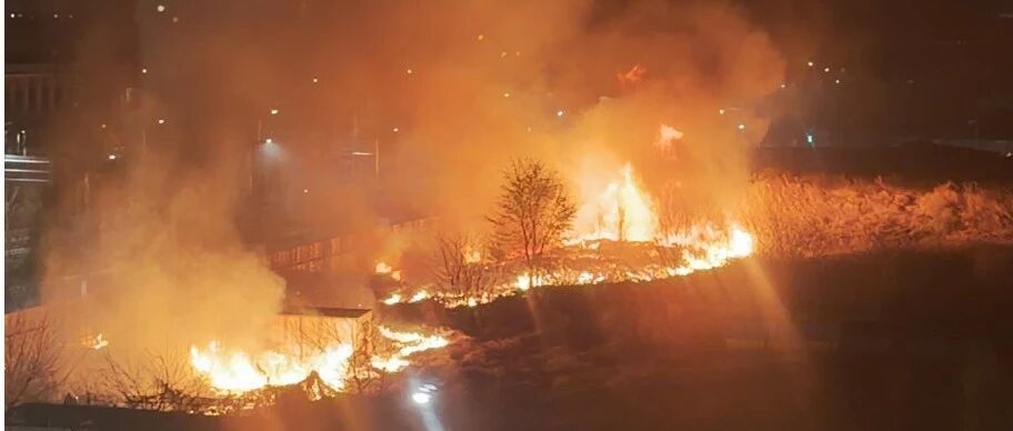 突发!北京大兴一空地起火 突发!北京大兴一空地起火