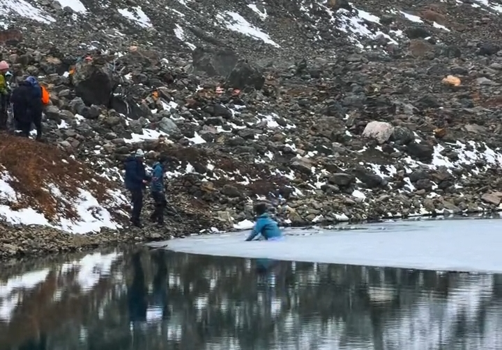 数名游客踩破冰面坠入冰湖 梅里雪山景区：均已安全上岸