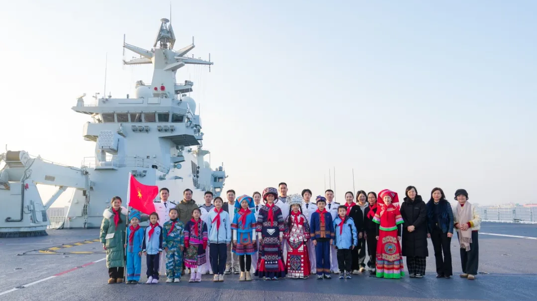 捐钱造航母的男孩,登上军舰 捐钱造航母的男孩,登上军舰