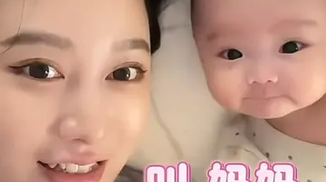妈妈教宝宝喊“妈妈”，宝宝小嘴急得一直动，终于第一次喊出了妈妈