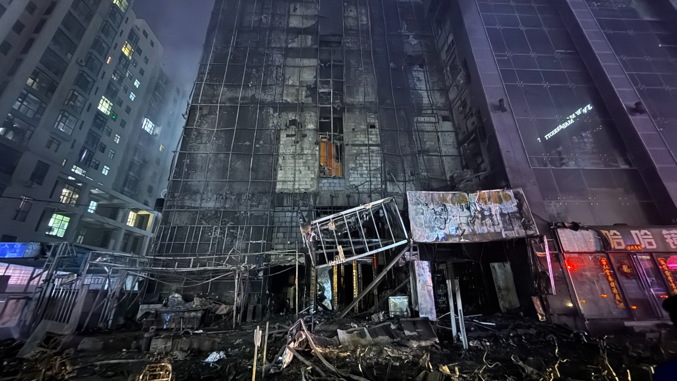 山西太原一建筑发生火灾,救援正在进行 山西太原一建筑发生火灾,救援正在进行