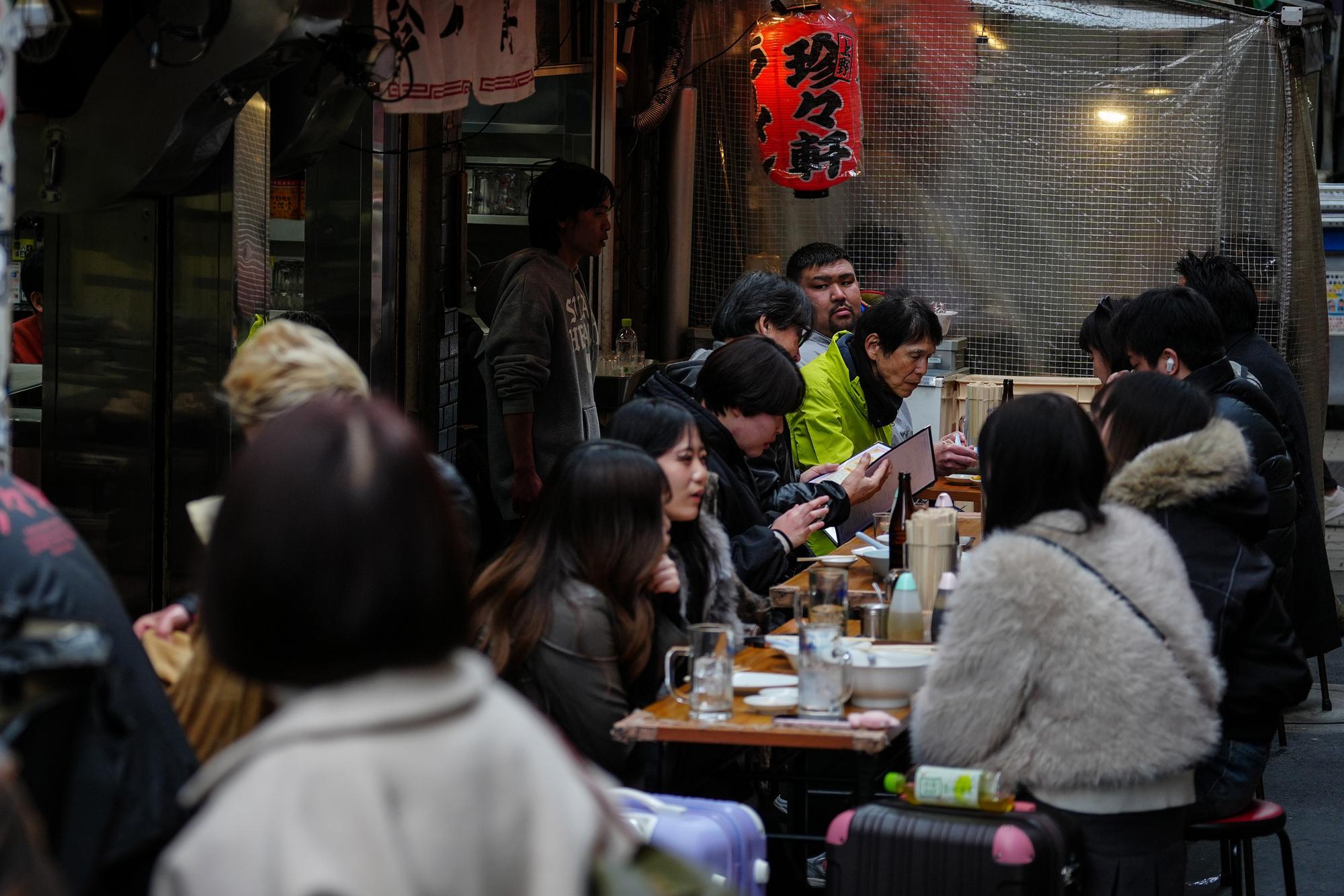 日本多地连发集体食物中毒事件,逾百人“中招” 日本多地连发集体食物中毒事件,逾百人“中招”