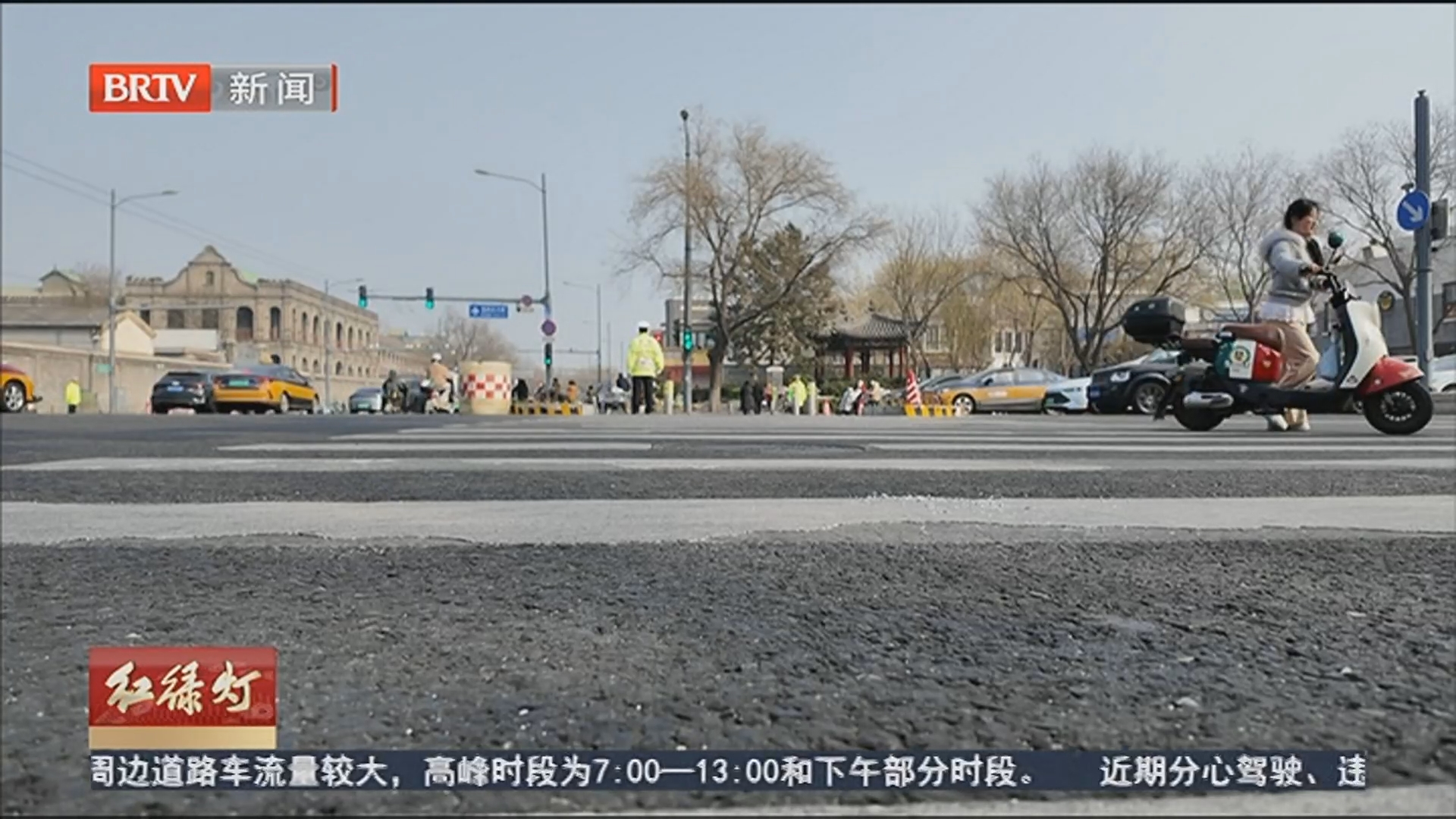 掌握双手开门法 避免车门变“暗器”