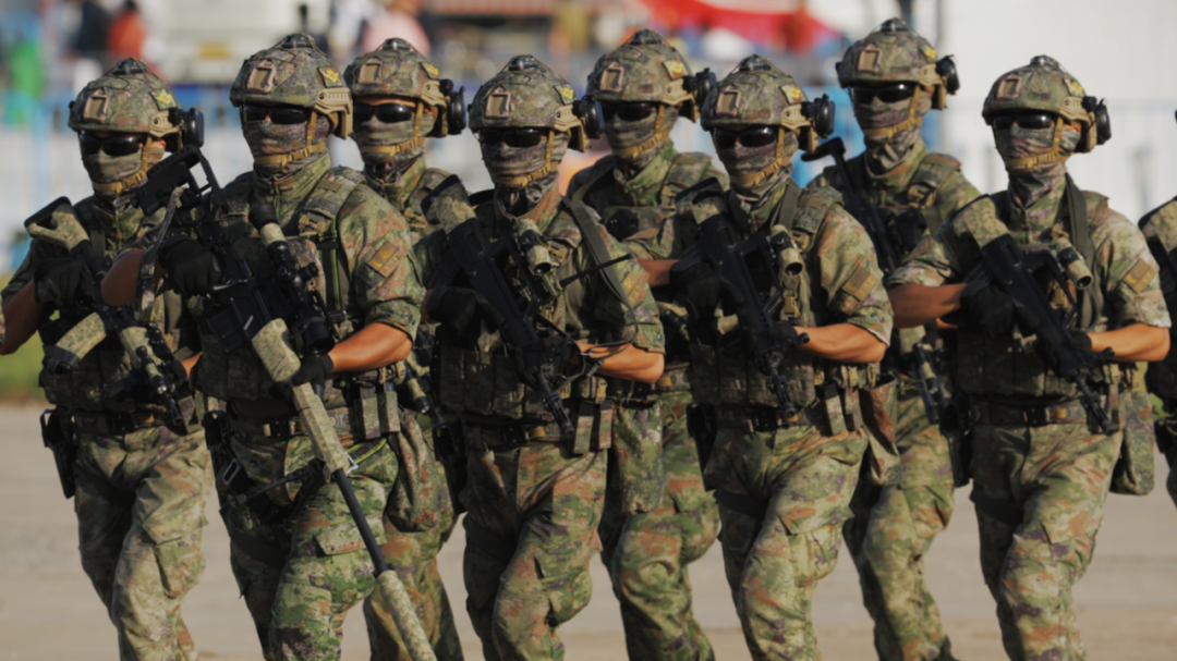 “神兵”天降,空降兵震撼亮相 “神兵”天降,空降兵震撼亮相