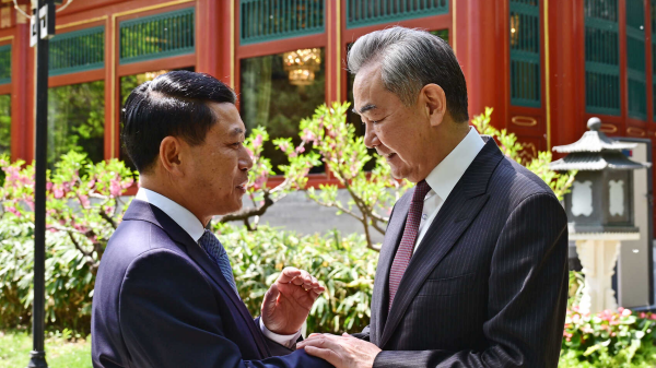 王毅会见老挝常务副总理沙伦赛 王毅会见老挝常务副总理沙伦赛