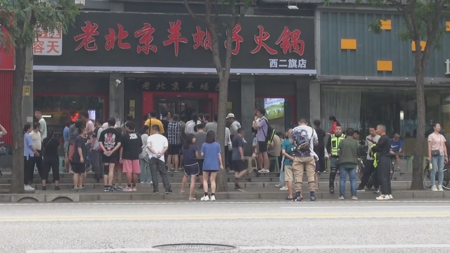 爱心汇聚 致敬见义勇为英雄