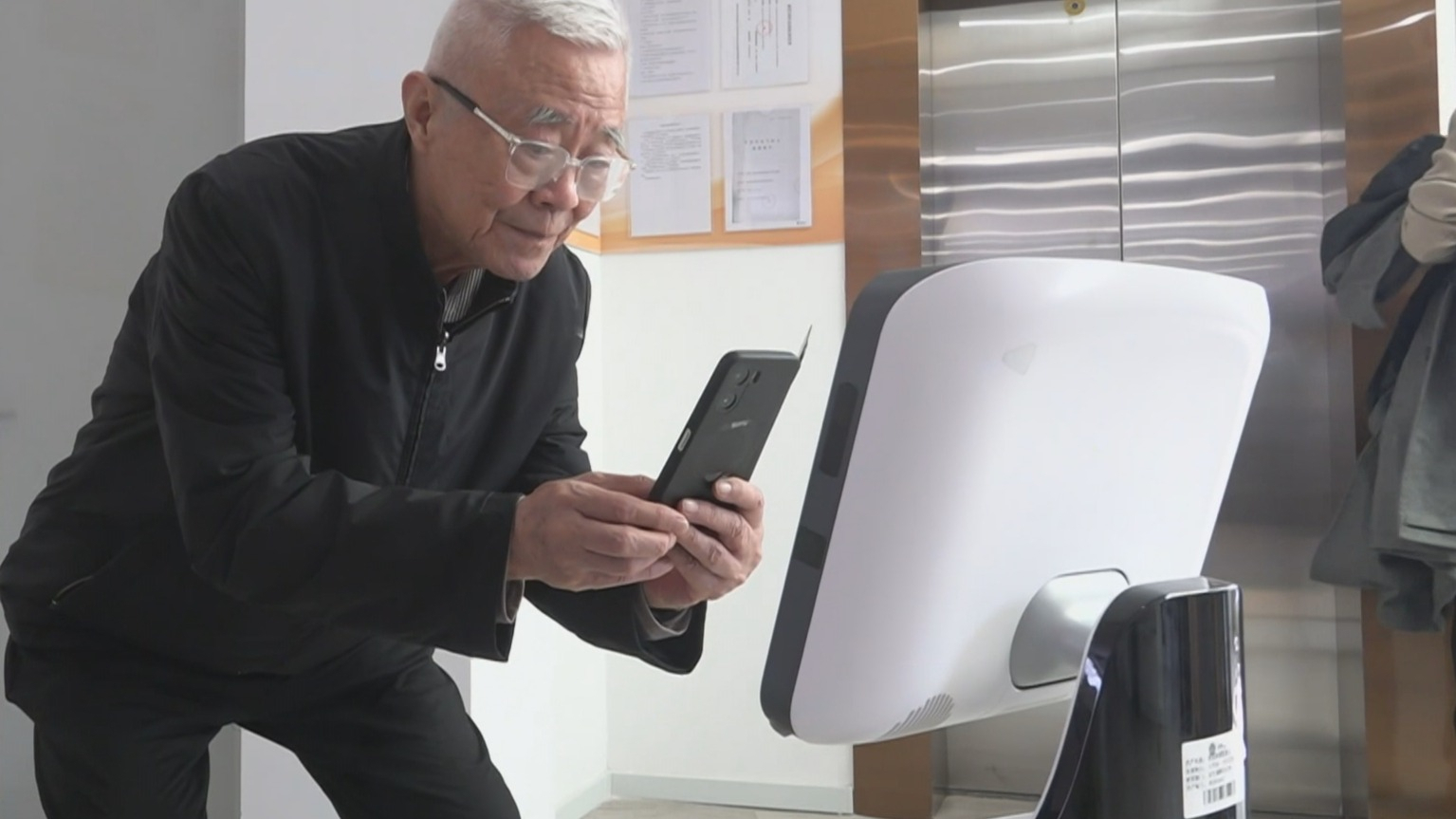 全球首个智慧康养机器人养老驿站在经开区投用 40余款机器人给老人做伴儿 全球首个智慧康养机器人养老驿站在经开区投用 40余款机器人给老人做伴儿