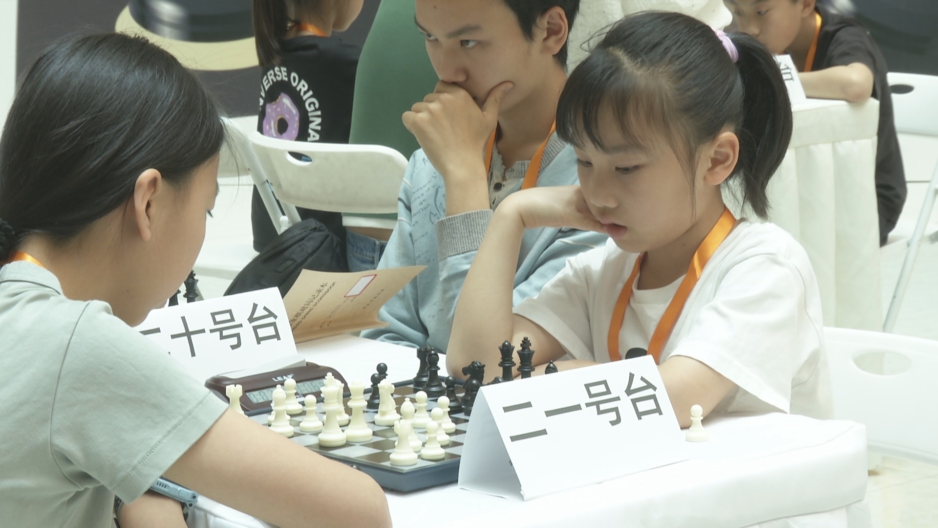 “弈”决高下 国王杯国际象棋快棋公开赛举行 “弈”决高下 国王杯国际象棋快棋公开赛举行