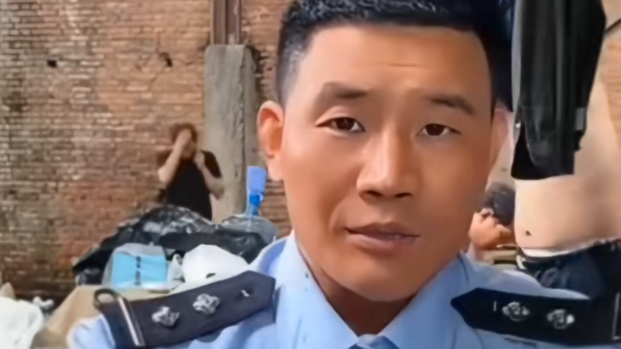 “嘎子谢孟伟”直播穿警服 公开道歉：是剧组拍摄戏服 警方已介入调查