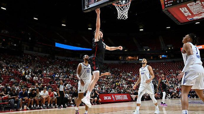 杨瀚森NBA首秀表现不错！上半场8分2篮板2助攻2封盖_北京时间