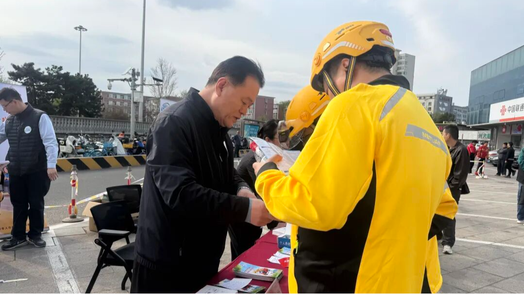 送单路上摔断腿，肇事者失联！北京骑手竟拿到了7万元——