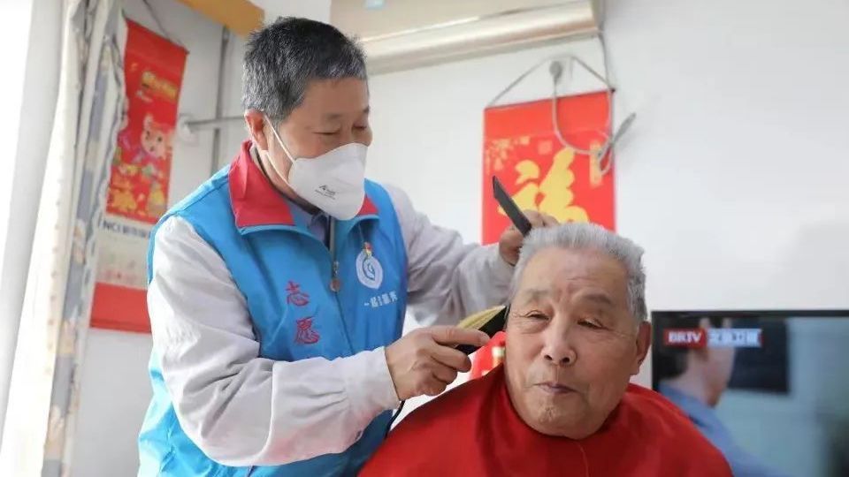 观彩·15载15人 陈玉田:退役老兵十几年来以“跪姿”为老人理发 观彩·15载15人 陈玉田:退役老兵十几年来以“跪姿”为老人理发