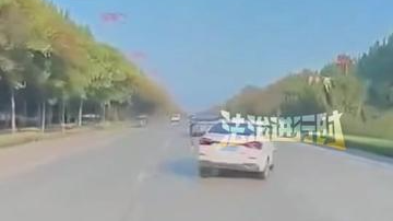 蛇形走位 四脚朝天 为躲掉头车变道失败 发生事故,谁的责任? 蛇形走位 四脚朝天 为躲掉头车变道失败 发生事故,谁的责任?