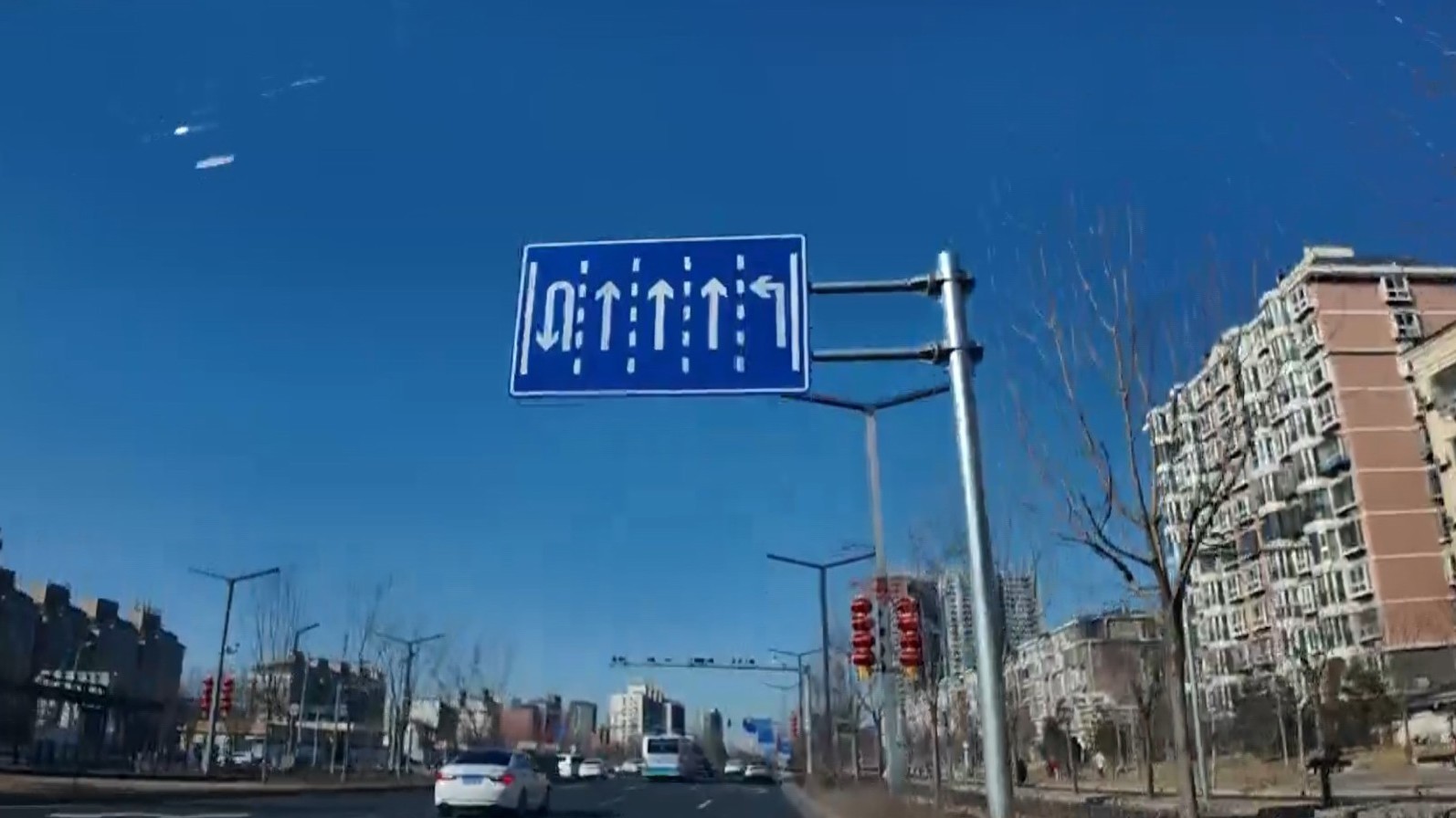 左转车道竟在最右侧？为方便居民进出 北京这个路口改成“左转右置”