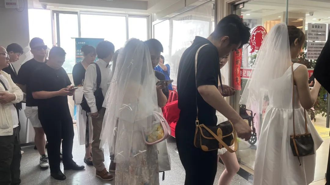 “520”扎堆结婚领证!民政局“为爱加班” “520”扎堆结婚领证!民政局“为爱加班”