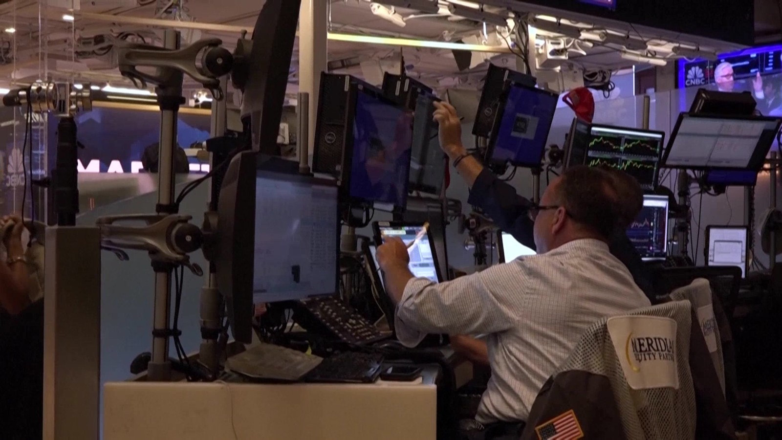 美联储主席鲍威尔发出降息信号市场反应强烈