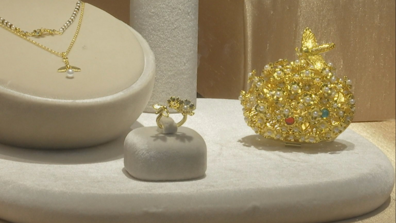 小文创撬动大流量 闹蛾金钗冰箱贴火爆出圈