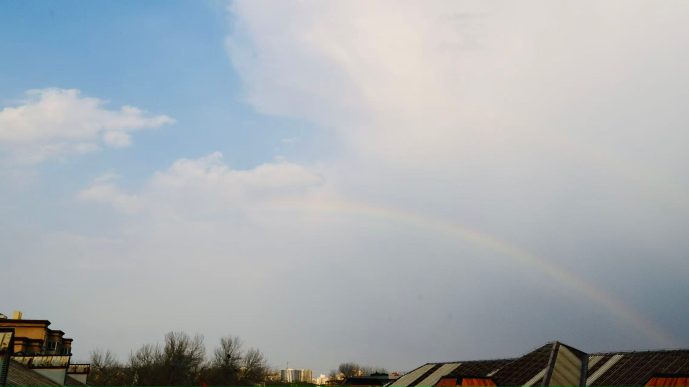 北京今天傍晚有零星小雨或小阵雨,明天气温有所下降 北京今天傍晚有零星小雨或小阵雨,明天气温有所下降