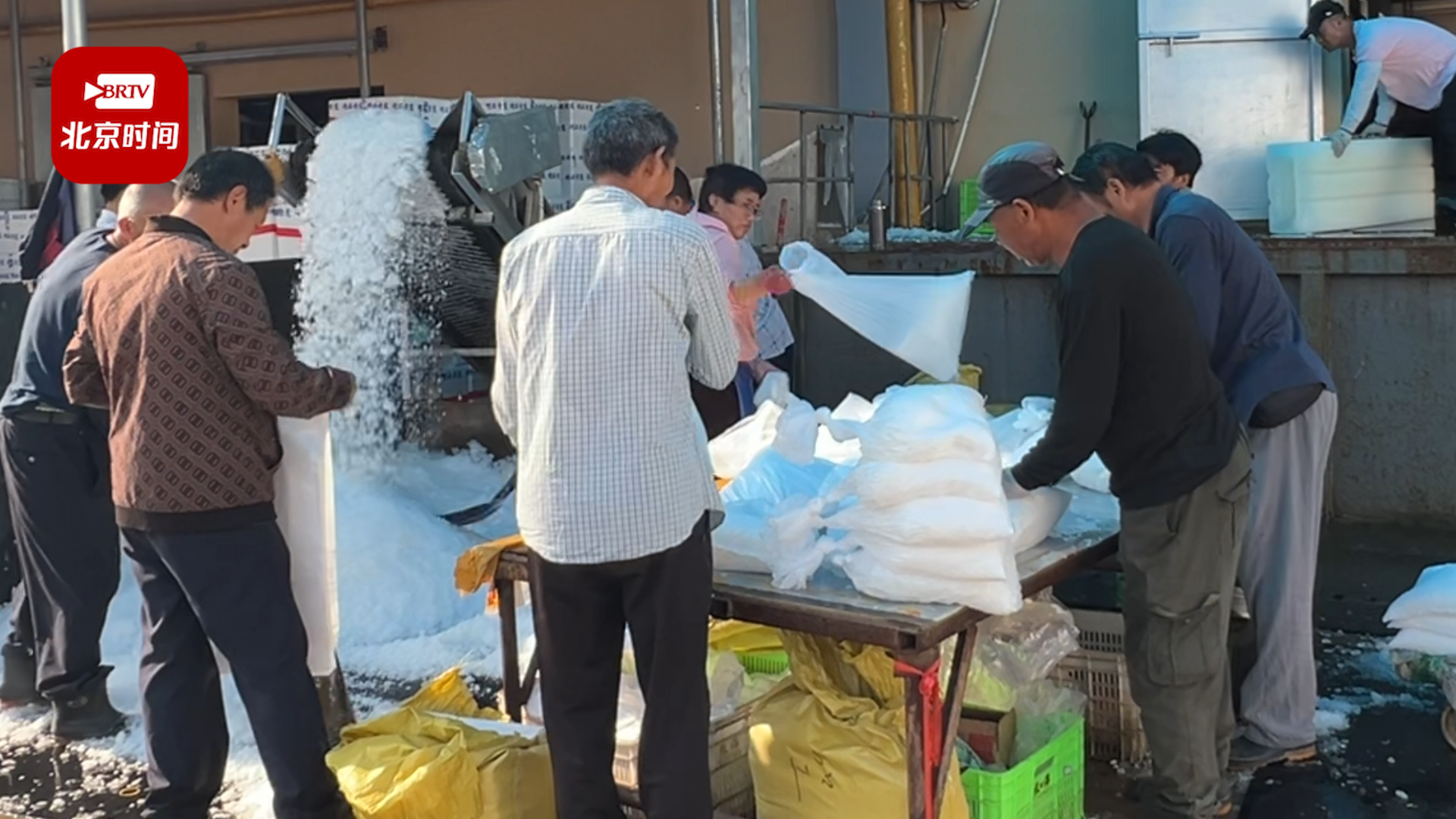 日产1200吨冰！探访北京新发地市场“冰工厂”，高温天气下的蔬果保鲜