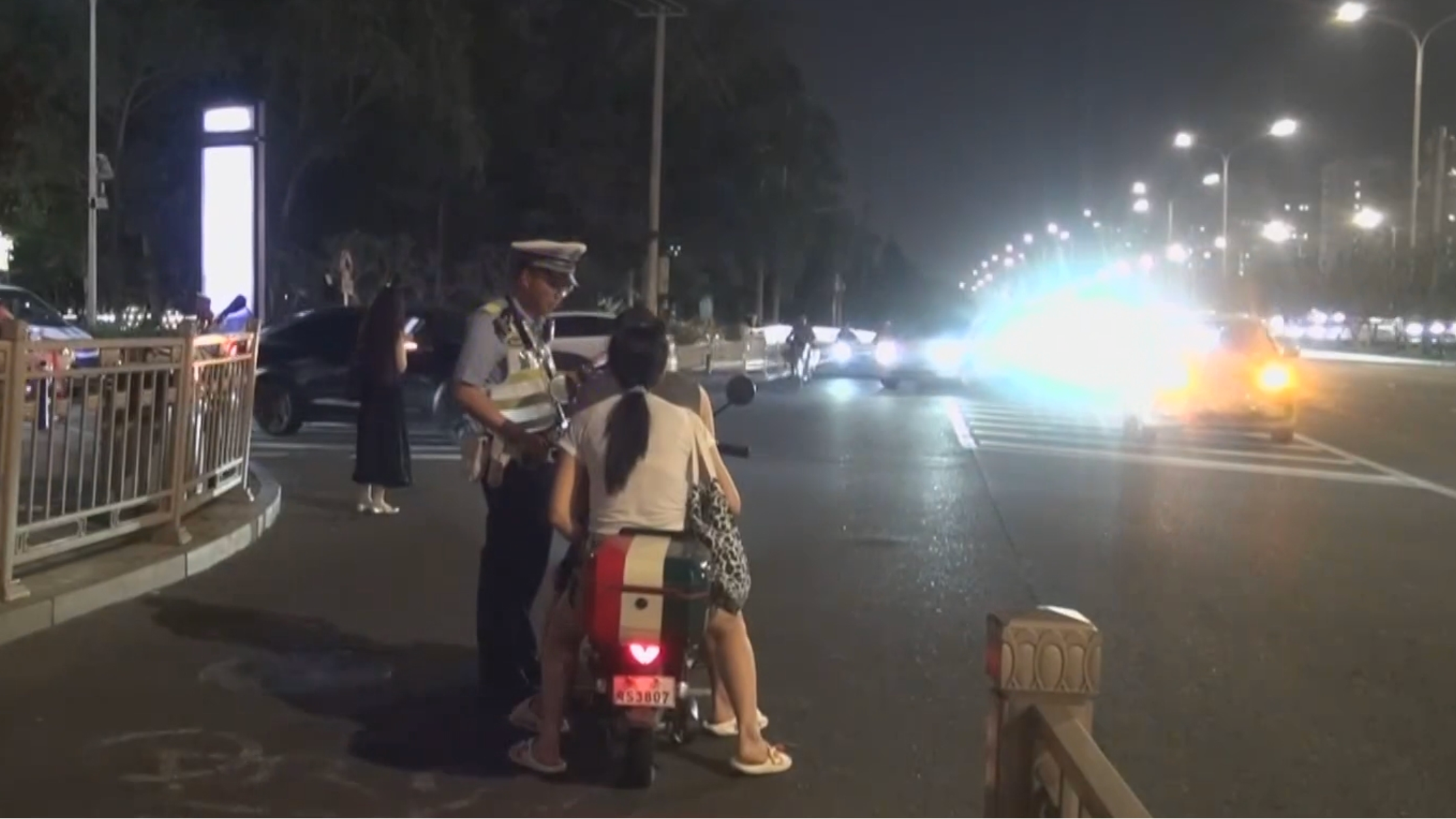 华熙商圈夜间整治 严查电动自行车出行陋习