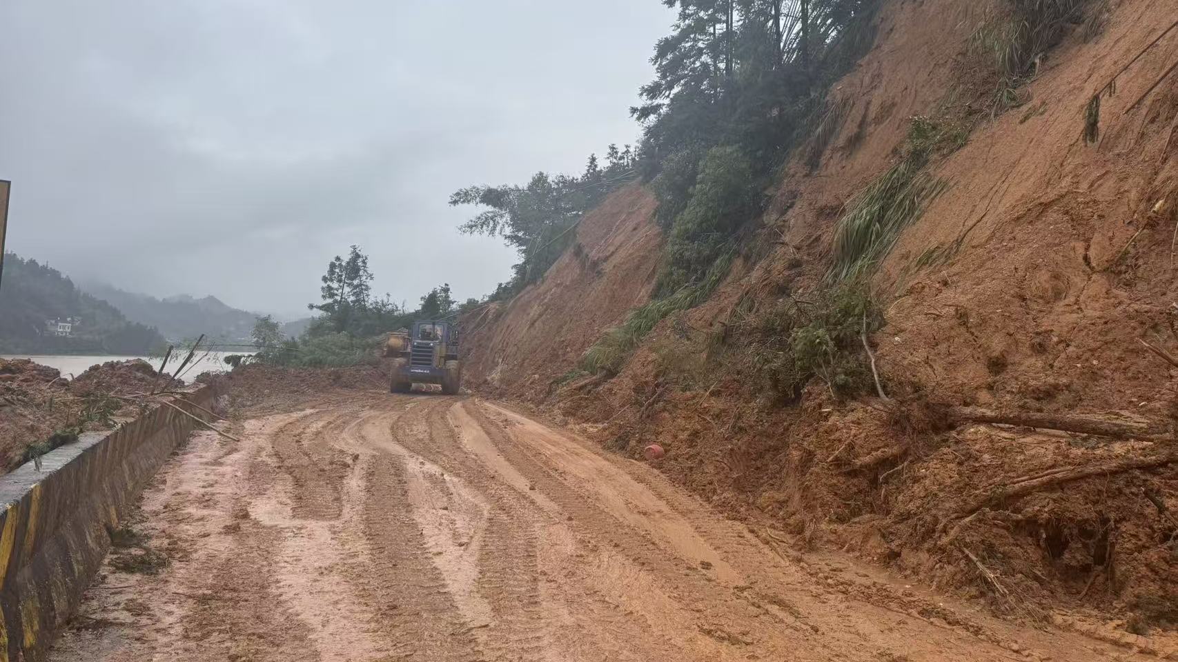 江西遂川高坪镇发生泥石流灾害现场图片来了 中国安能救援队已经展开救援