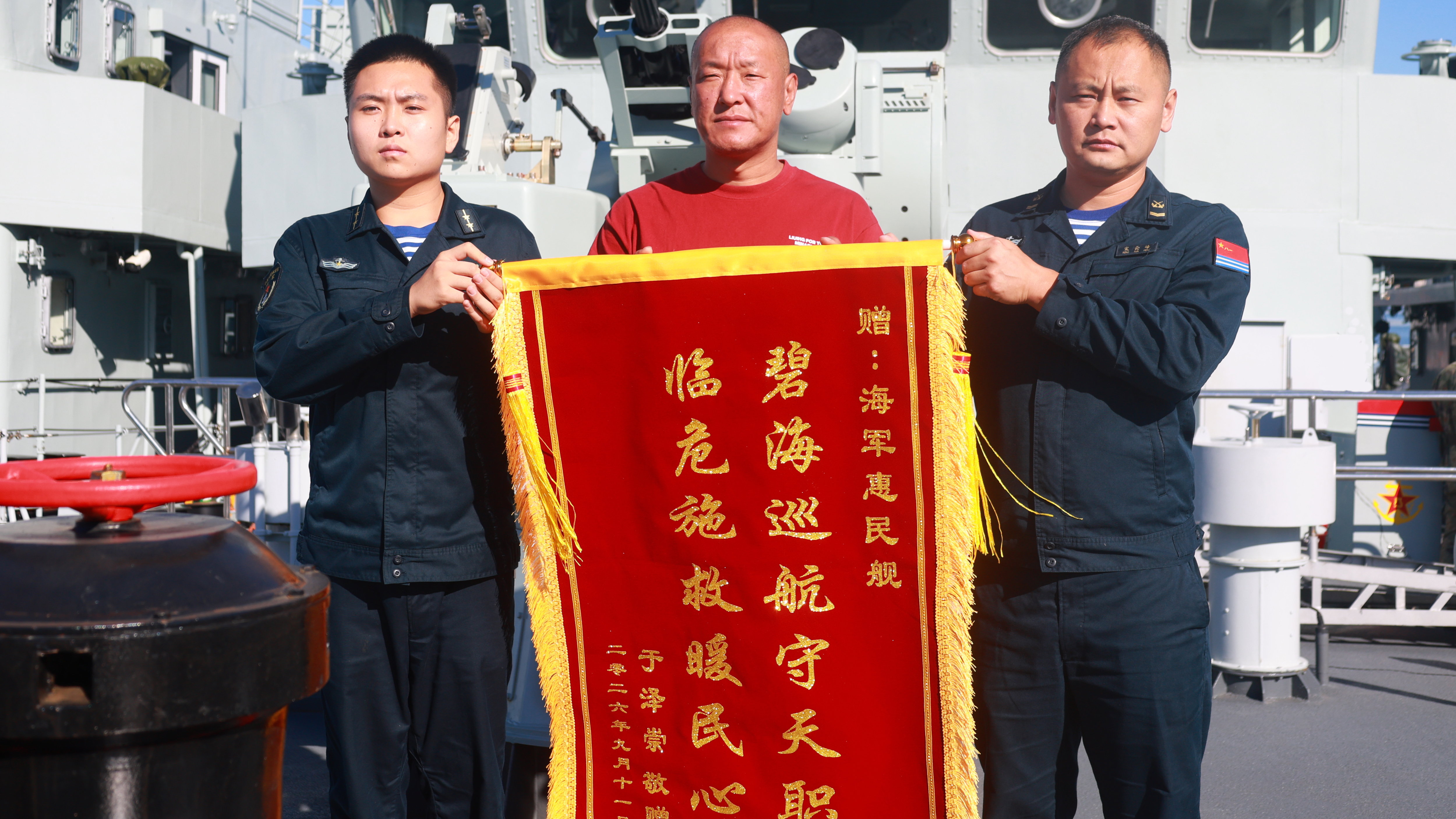 风高浪急，他们把生的希望送到遇险者身边