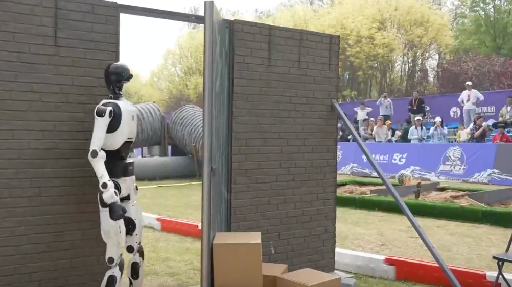 超帅机器人挑战极限!首届机器人勇士挑战赛在北京完赛 超帅机器人挑战极限!首届机器人勇士挑战赛在北京完赛