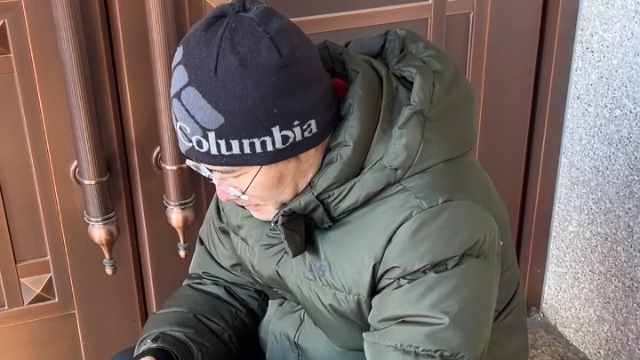 小伙自备马扎早七点半到北京菜百排队卖黄金 小伙自备马扎早七点半到北京菜百排队卖黄金