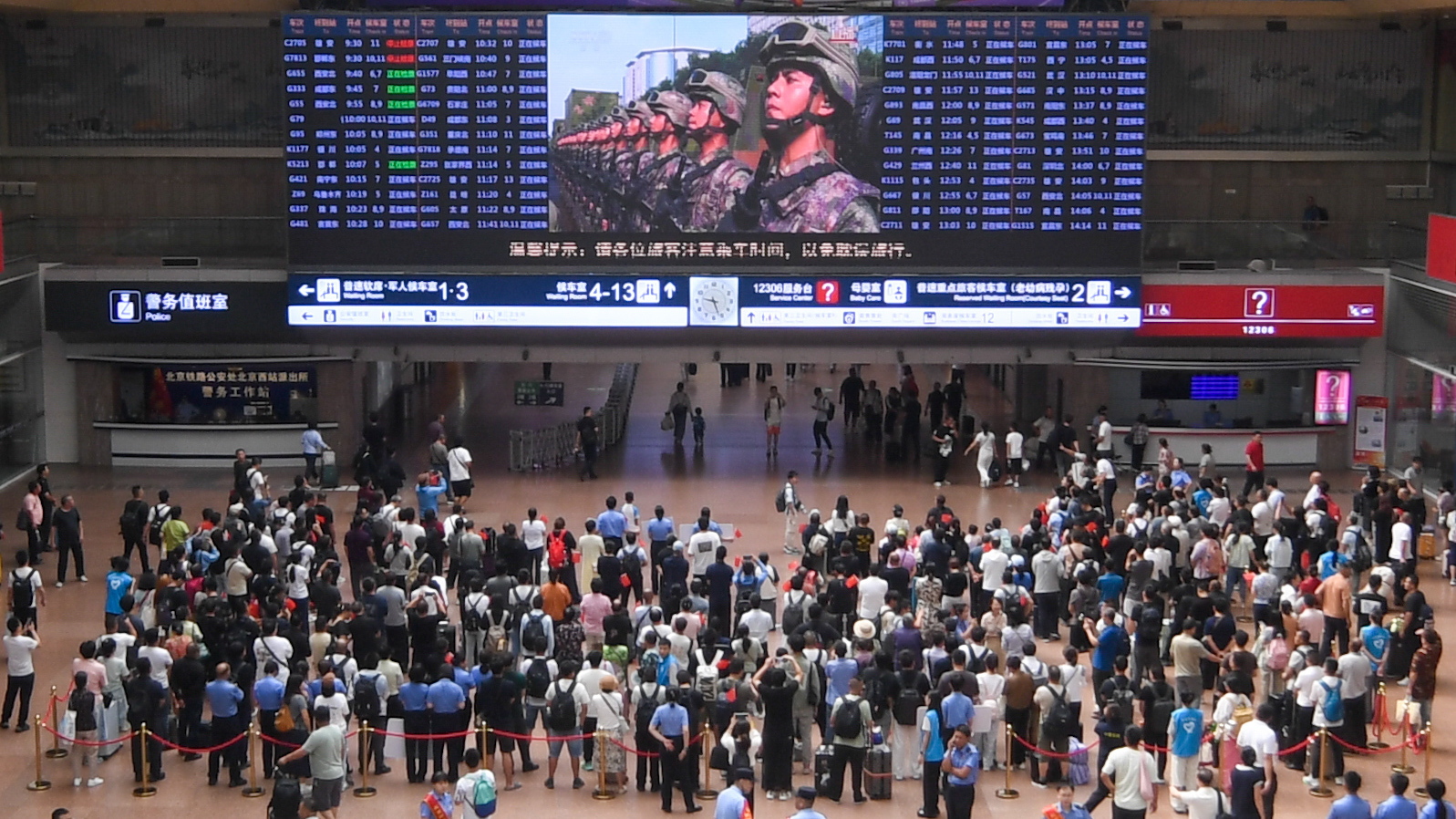 老城、商圈、天桥、车站，北京到处都是市民的“观礼区”