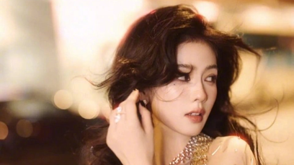 白鹿又甜又飒太美了！这组金辉魅影大片直接美出天际！