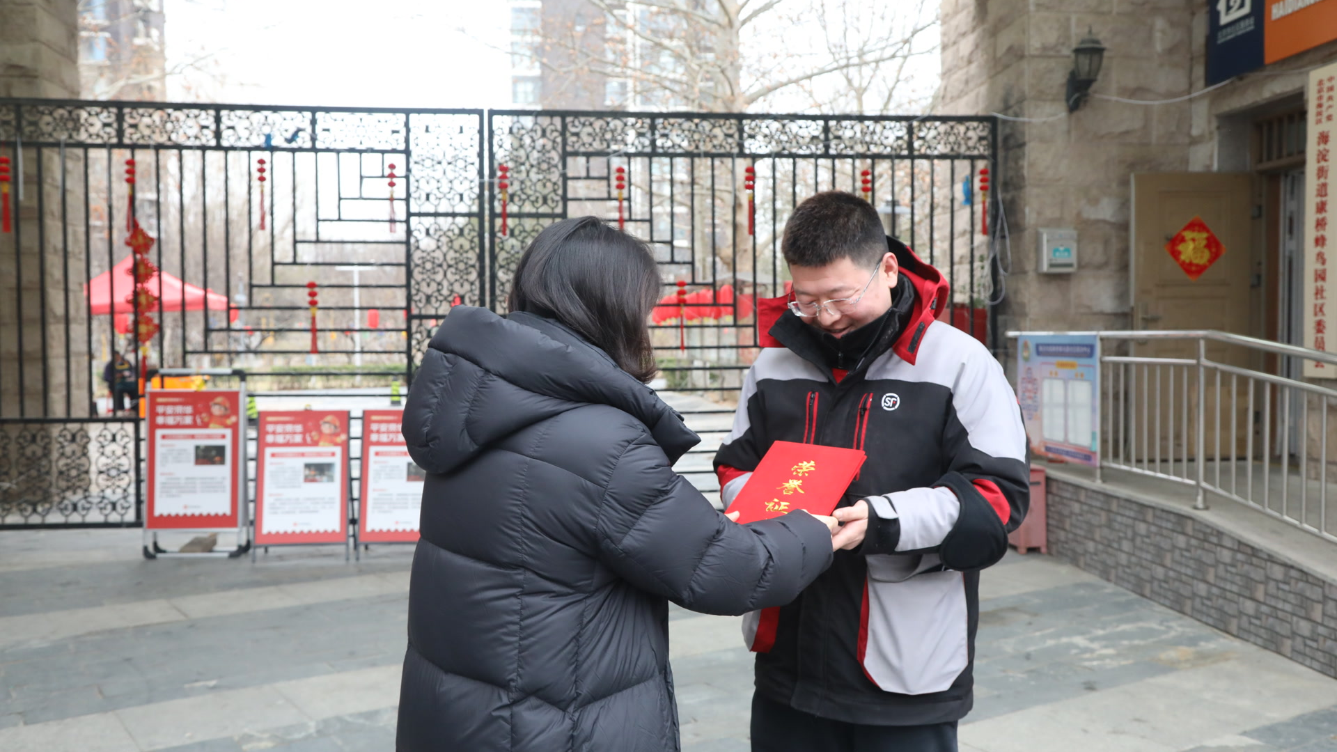 海淀街道一快递小哥勇擒“盗件贼”！为陈鸿森点赞