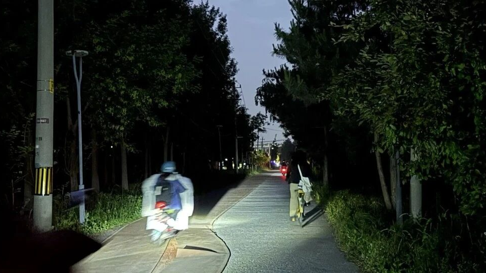居民打手电遛弯儿?北京部分公园遇夜灯难题 居民打手电遛弯儿?北京部分公园遇夜灯难题