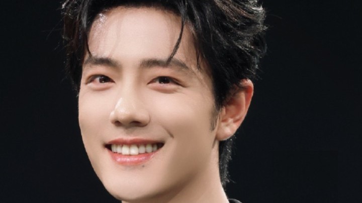 肖战亮相某品牌新品发布会 挥手微笑花式宠粉 退场笑容杀获网友盛赞