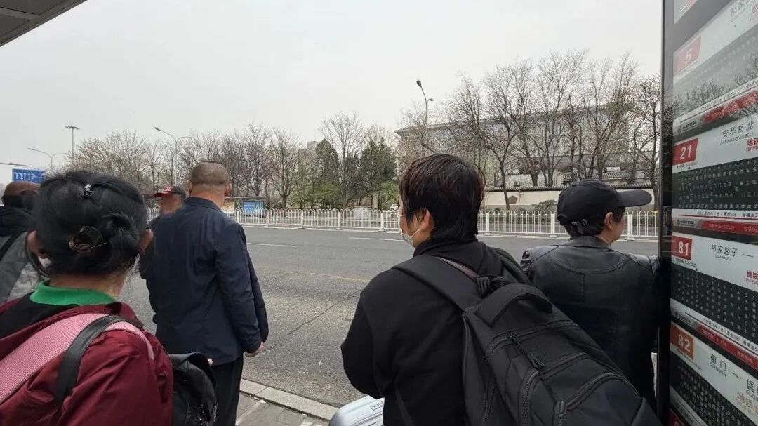 清明祭扫,“真是挺尴尬的,年龄大的人真受不了......” 清明祭扫,“真是挺尴尬的,年龄大的人真受不了......”